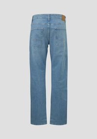 Jeans en denim bleu clair avec une coupe droite, présentant deux poches arrière et une patte en cuir beige au niveau de la taille. Pas de motifs ni de quincaillerie distincts.