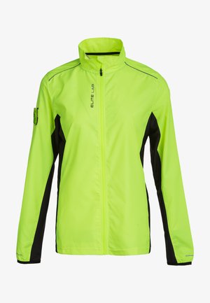 Fluoreszierende grüne Jacke mit schwarzen Seitenpaneelen, vollem Reißverschluss, hohem Kragen, reflektierenden Akzenten und Logo auf der Brust. Leichter Stoff.