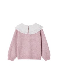 Rosa gestrickter Pullover mit einem weißen gewellten Kragen, langen Ärmeln und einem Knopfverschluss auf der Rückseite. Sanfte Textur und gemütliche Designdetails.