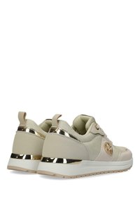 Beige sportieve schoenen van mesh materiaal, met gouden accenten en een logo-detail. Heeft een gestructureerde afwerking en een gevoerde zool.