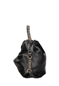 Borsa in pelle nera con un design arricciato, caratterizzata da un manico in catena texture e dettagli in oro lungo il lato.