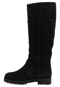 Černé semišové kozačky po kolena s kulatou špičkou, texturovaným povrchem a drsnou gumovou podrážkou. Švy se táhnou svisle podél střevíce.