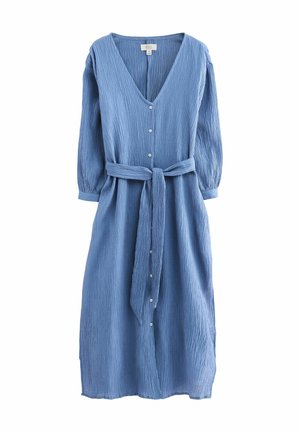 Vestido midi texturizado azul claro con cuello en V, mangas largas, botones frontales y un cinturón de tela a juego atado a la cintura.