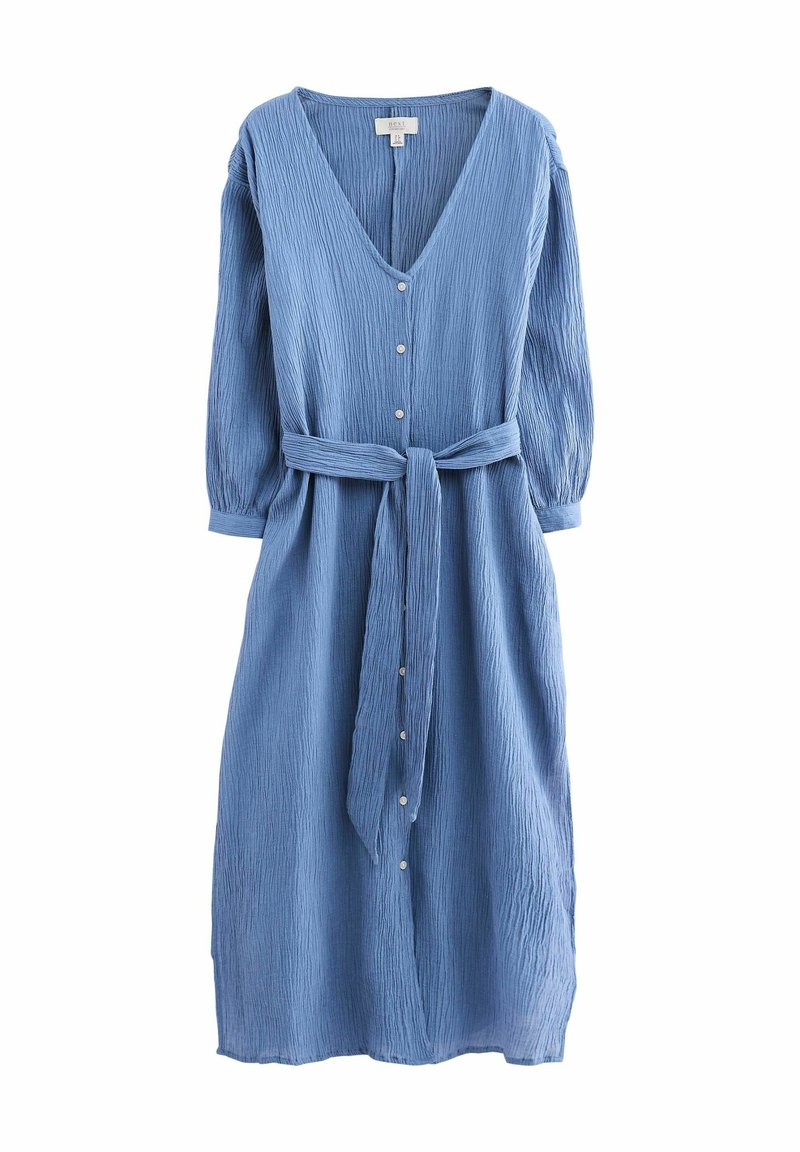 Robe midi bleu clair texturée avec col en V, manches longues, boutons à l'avant et ceinture en tissu assorti nouée à la taille.