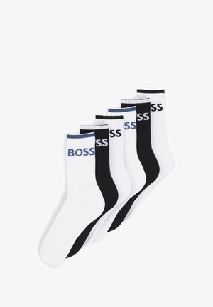 Set aus fünf Baumwollsocken in Schwarz und Weiß. Jede Socke hat eine gerippte Textur und das "BOSS"-Logo. Die Farben wechseln sich mit blauen Akzenten an den Bündchen ab.
