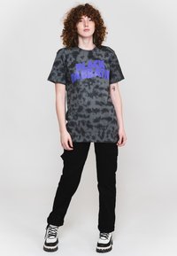 Paradiso Clothing BLACK SABBATH CLASSIC BAND LOGO DIP DYE - Print T-shirt - black