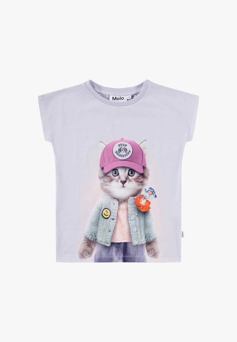 Balta īsām piedurknēm t-krekls ar grafiku, uz kuras attēlota kaķis, kas valkā rozā cepuri un zaļu džemperi, un kuru rotā dzeltena smaidoša uzlīme un ziedi.