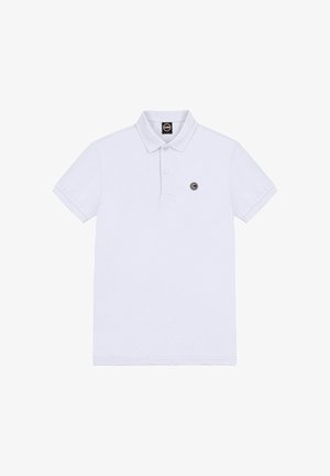 Polo bianca a maniche corte con due bottoni, un colletto e un piccolo logo circolare sul lato sinistro del petto.