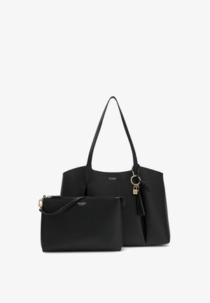 Deux sacs en cuir noirs GUESS, un grand cabas avec double poignée et un charm, et une petite pochette zippée avec une bandoulière.