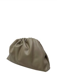 Borsa a mano in pelle verde oliva con un design morbido e arricciato. Texture liscia e forma arrotondata; hardware minimo visibile.