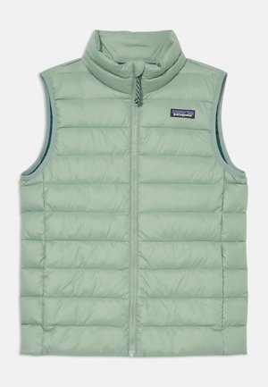 Colete puffer verde claro com gola alta, fecho de correr na frente e design acolchoado. Sem mangas e com uma textura suave e macia.