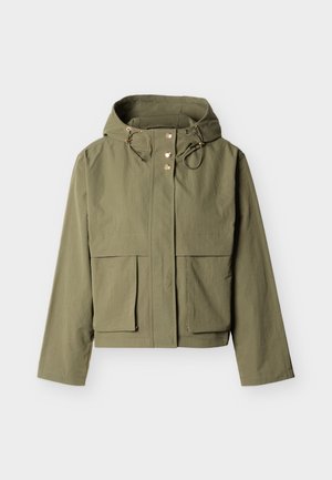 Καπαρντινιέ μπουφάν σε ελιά πράσινο, με κουκούλα και κουμπιά μπροστά με πατιλέτα, κορδόνι ρυθμιζόμενο στην κουκούλα και δύο μεγάλες τσέπες με καπάκια, εμφανιζόμενο σε ανοιχτό φόντο.