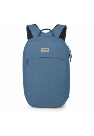 Blauer Osprey-Rucksack mit gepolsterten Schultergurten, Tragegriff, vorderer Reißverschlusstasche und Hauptreißverschlussfach, vor weißem Hintergrund gezeigt.