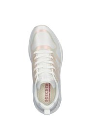 Zapato deportivo blanco con parte superior de malla y acentos reflectantes en rosa. Presenta puntera redonda, cierre de cordones y una plantilla acolchada con logo.