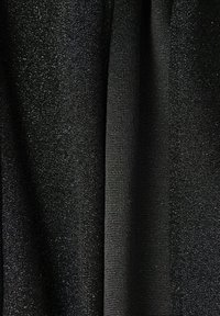 Tissu noir, présentant une surface texturée avec un léger scintillement et un tissage lisse et uni. Le matériau semble doux et tombe bien.