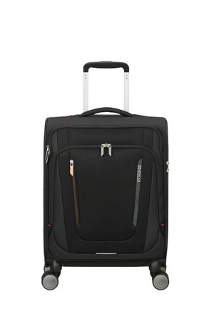 Valise noire souple avec poignée télescopique, poches avant zippées et quatre roues pivotantes pour une mobilité facile.