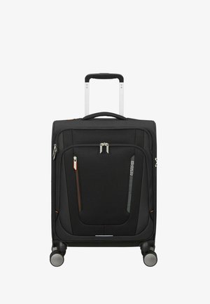Valise noire souple avec poignée télescopique, poches avant zippées et quatre roues pivotantes pour une mobilité facile.