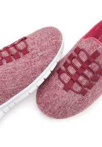 Red woolen sneakers with a textured finish, elastic lacing, and white rubber soles. Features a soft inner lining and subtle pattern detail.