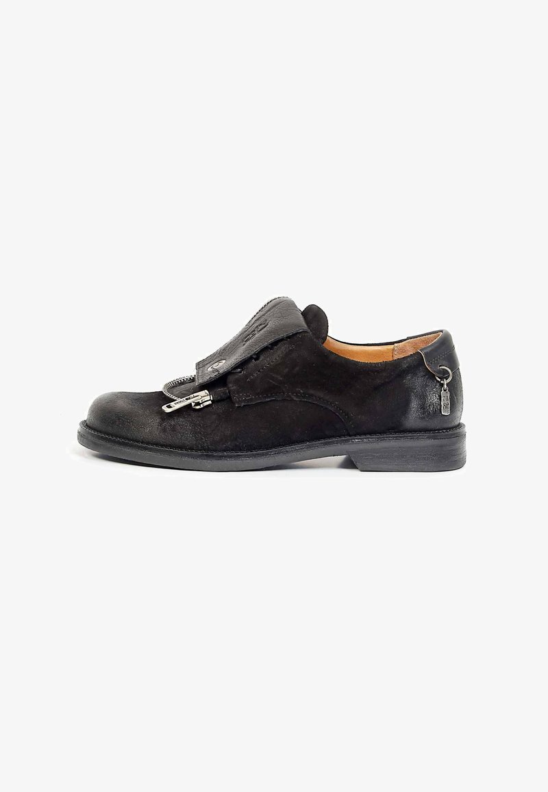 Chaussure habillée en cuir noir avec une large couverture des lacets sécurisée par deux fermetures éclair et un petit porte-clés en métal attaché au talon.