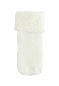 Bløde, hvide babysokker med en tyk, fluffy rib, foldet ned øverst, isoleret på en hvid baggrund.