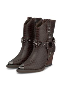 Botas de cuero marrón texturizado hasta el tobillo con punta afilada, acentos metálicos y correas decorativas con tachuelas y piedras brillantes.
