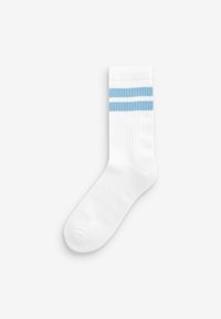 Chaussette blanche avec des rayures bleues près du haut, texture côtelée, longueur standard, caractérisée par une finition lisse et un embout arrondi.