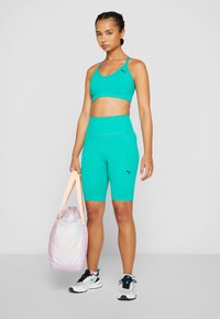 Puma SEAMLESS SHORT  - Pajkice - sparkling green