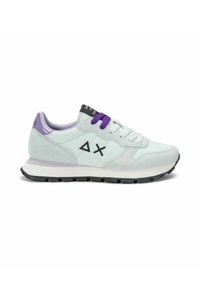 Sneaker in suede azzurro chiaro con accenti viola, marchio nero sulla linguetta, suola intermedia bianca e suola in gomma. Presenta un design con lacci e un logo geometrico.