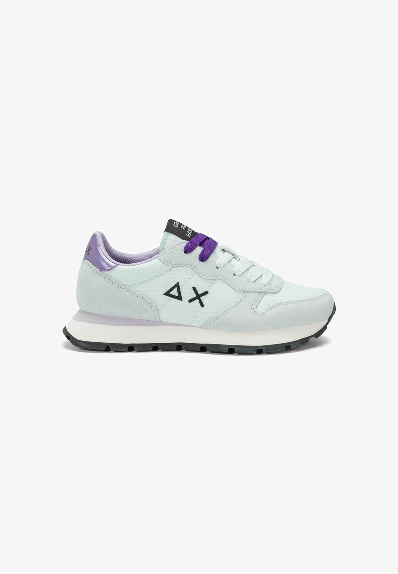 Sneaker in suede azzurro chiaro con accenti viola, marchio nero sulla linguetta, suola intermedia bianca e suola in gomma. Presenta un design con lacci e un logo geometrico.