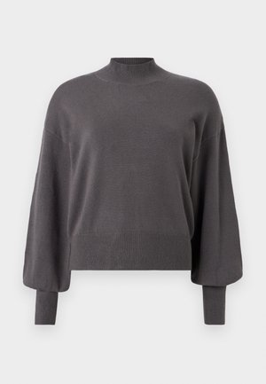 Maglione grigio lavorato a maglia con collo alto e maniche larghe. Presenta polsini e orlo a coste, con una texture morbida e una vestibilità rilassata.