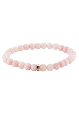 Rekbare armband met ronde, lichtroze kralen en een kleine gouden ringaccent met de gravure "LOVE" op een witte achtergrond.