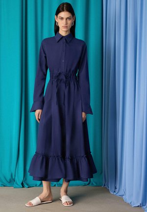 Touché Privé, SHIRRED POPLIN DRESS - Robe longue - navy blue