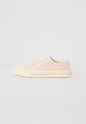 Sneakers in tela beige con motivo del logo "GIGI" rosa, punta rotonda, suola in gomma e lati testurizzati. Design con lacci e dettaglio di branding discreto.