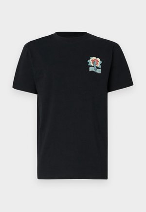 Schwarzes T-Shirt mit kurzen Ärmeln und Rundhalsausschnitt, mit einer kleinen bunten Blumen- und Handgrafik auf der linken Brust und Text darunter.