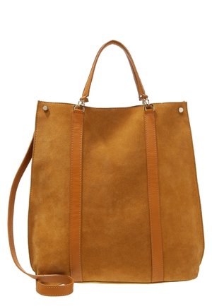 Bolso tote de ante marrón con asas de cuero suave y una correa larga ajustable para el hombro, con un diseño sencillo y sin adornos.