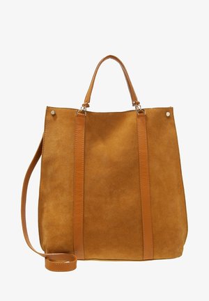 Bolso tote de ante marrón con asas de cuero suave y una correa larga ajustable para el hombro, con un diseño sencillo y sin adornos.
