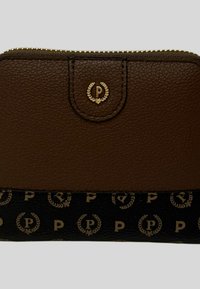 Portafoglio in pelle marrone con superficie texturizzata, hardware dorato e fondo nero a motivo con ripetuti loghi "P" dorati. Chiusura con zip.