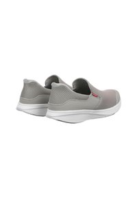 Scarpe slip-on grigie con tomaia in tessuto a rete, colletto imbottito, suola in gomma bianca e design piatto. Presentano dettagli minimi e una vestibilità confortevole.