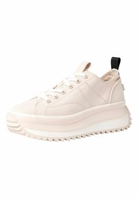 Sneaker di tela rosa chiaro con lacci bianchi, punta arrotondata, suola intermedia spessa bianca e suola in gomma seghettata; presenta una linguetta nera sul tallone.