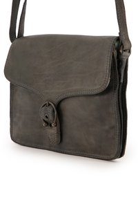 Szara skórzana torba na ramię z klapką, wyposażona w okrągły zamek oraz przeszywane krawędzie. Kompaktowy design z teksturowaną powierzchnią.