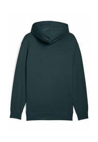 Sudadera verde oscura con capucha ajustable, puños y dobladillo acanalados, de textura de tela suave y sin logos ni diseños visibles.
