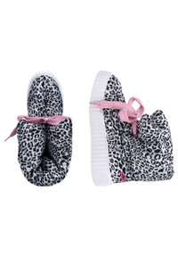 Baskets avec imprimé léopard, présentant une tige en tissu doux, une semelle texturée blanche et des lacets roses. Comprend un bout rond et un design rembourré.