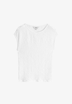 Witte kortekorte mouwtop met een gestructureerd patroon, ronde halslijn en rechte zoom. Stof lijkt lichtgewichtig en iets doorzichtig. Merklabel zichtbaar.