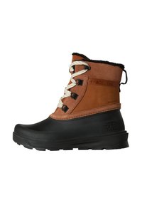 Botas impermeables de cuero marrón y goma negra con cordones blancos, superficie texturizada y forro de piel en la parte superior. Presenta un logo en el lateral.