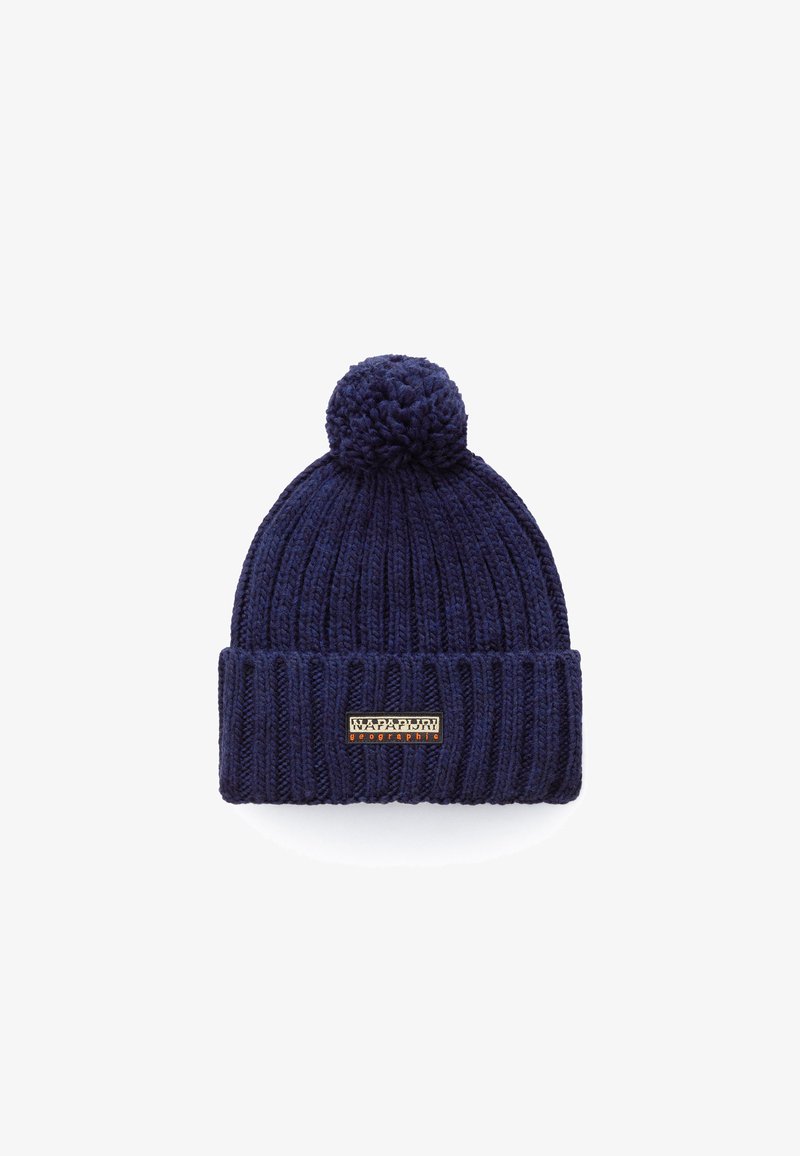 Granatowa dzianinowa czapka typu beanie z prążkowanym, podwijanym mankietem i pomponem na czubku, z prostokątną etykietą marki Napapijri Geographic.