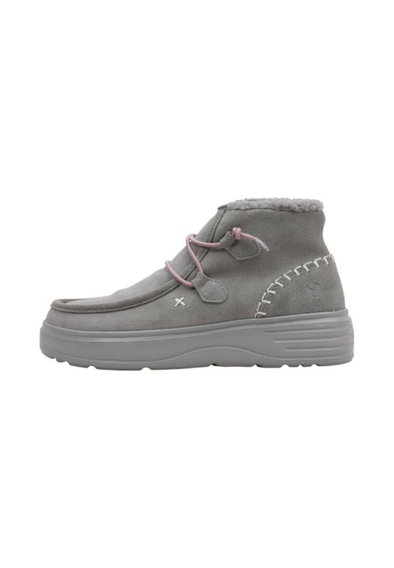 Botas de tobillo de ante gris con cordones rosas, forro de pelo sintético y suela de goma texturizada. Presentan costuras decorativas en el lateral.