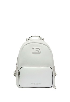 Zaino in pelle bianca con tasca frontale con zip, logo "E" argentato in alto e scritta impressa "ERMANNO FIRENZE" vicino al fondo.