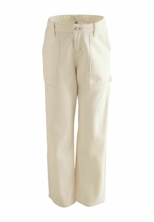 Pantalon de maternité beige à jambes larges avec poches plaquées sur le devant, passants pour ceinture et fermeture par bouton à la taille.