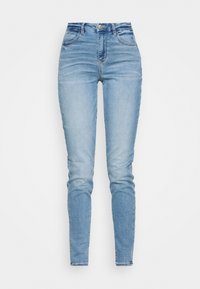 Jeans skinny de tiro alto en azul claro con una textura de denim suave, que cuentan con cremallera, cierre de botón y un desgaste mínimo en toda la prenda.