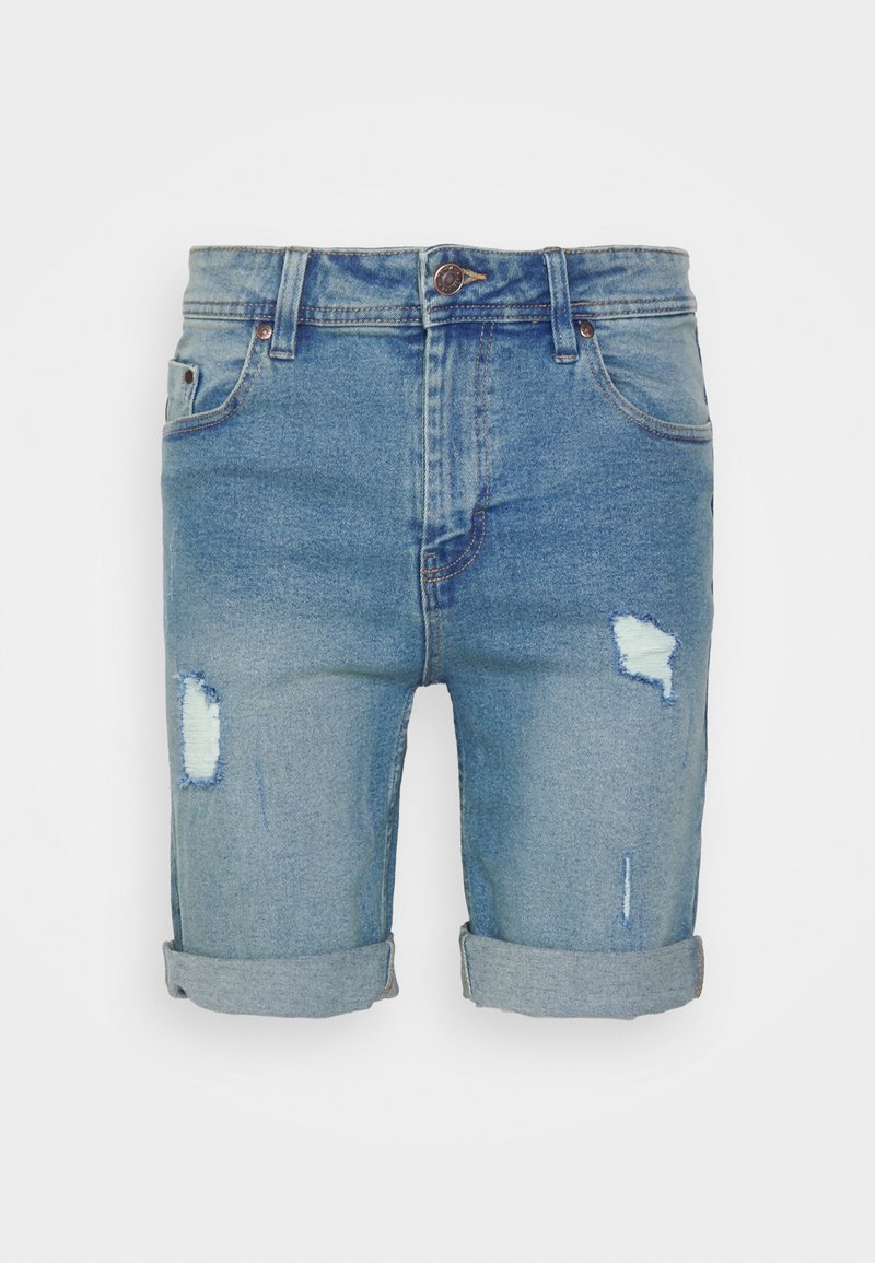 Denim šortsevi u svijetloplavoj boji s istrošenim detaljima. Imaju podvrnute rukave i prednje džepove, s prikazanim blago izblijedjelim uzorkom.